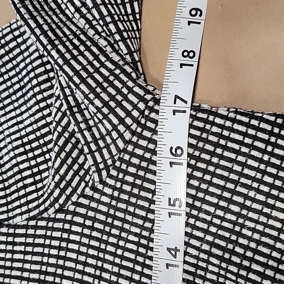 W5 Size L Black & White Textured Twist Front Top, Excellent Used Condition - Picture 9 of 13